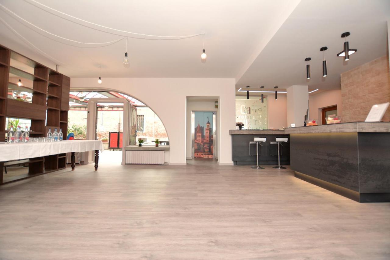 Hotel & Apartments " Perpoin " 萨卢佐 外观 照片